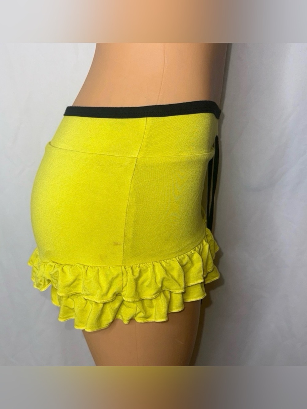 Yellow Ruffled Women's Shorts with Drawstring - Picture 5 of 6